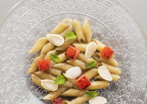 piatto di pasta : Mezze Penne, melanzana, anguria arrostita, menta e mandorla_1 © ANSA