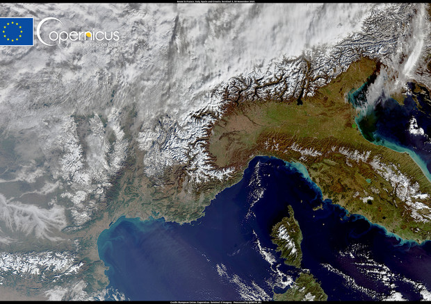La prima neve di stagione che ha imbiancato le cime delle Alpi e dell’Appennino a fine novembre è stata immortalata anche dallo spazio a opera del satellite Sentinel-3 (fonte: European Union, Copernicus Sentinel-3 imagery) © Ansa