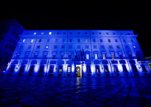 La facciata di Palazzo Chigi illuminata da fasci di luce blu in occasione della WAAD, la giornata mondiale della consapevolezza dell'autismo, Foto di archivio © ANSA