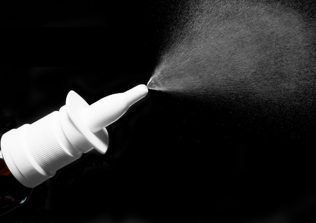 Spray nasale, via i test contro il Covid © Ansa