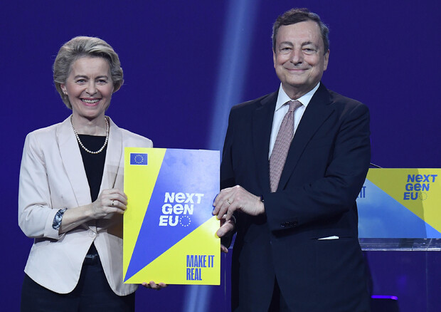 Il momento dell'approvazione del Next Generation EU italiano a Roma con Draghi e von der Leyen © ANSA
