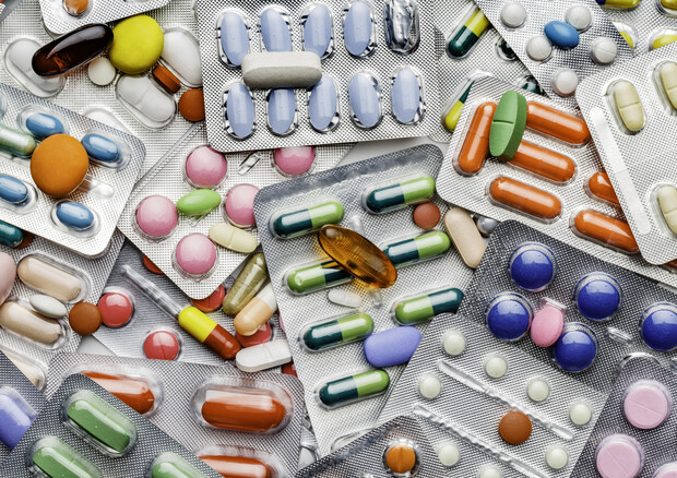 Background of a large group of assorted capsules, pills and blisters © Ansa
