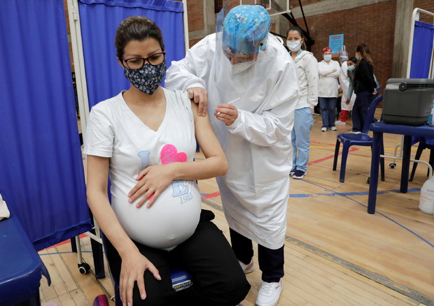 Aifa, vaccino in gravidanza � sicuro, molti rischi da Covid (ANSA)