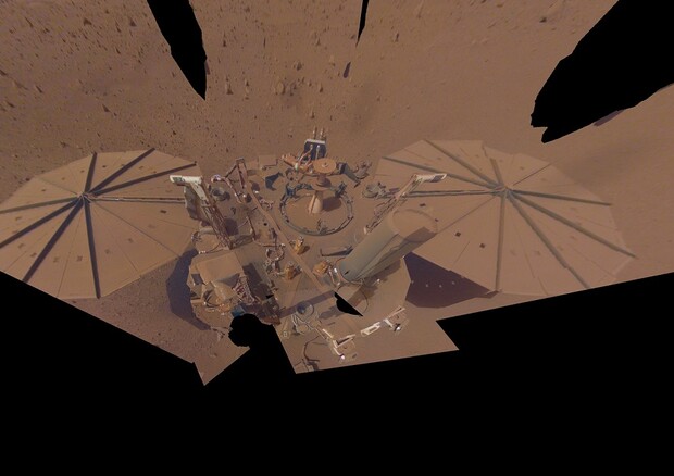 Ultimo 'selfie' per la sonda Insight della Nasa (fonte: NASA/JPL-Caltech) © Ansa