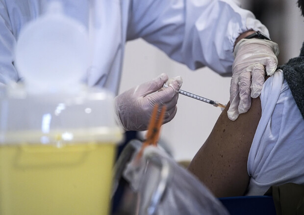 Aumenta la fiducia degli italiani verso i vaccini, quarti in Europa © ANSA
