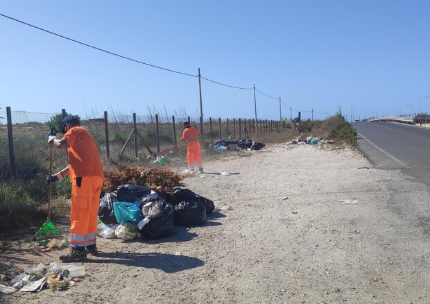 Discariche a Fiumicino,pulizia straordinaria su strada Faro © ANSA