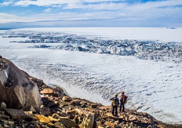 Ricercatori al ghiacciaio Mawson nell’Antartide orientale (fonte: Richard Jones) © Ansa