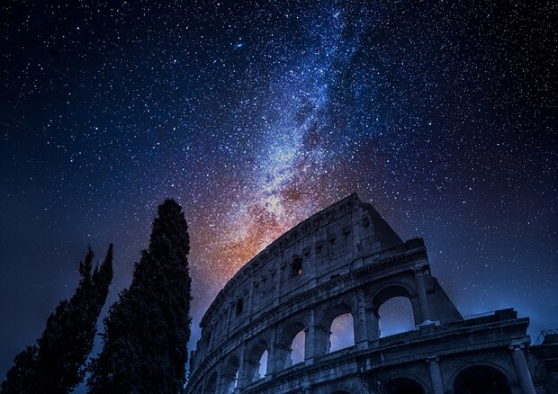 Rappresentazione artistica della Via Lattea sul Colosseo (fonte: Inaf) © Ansa