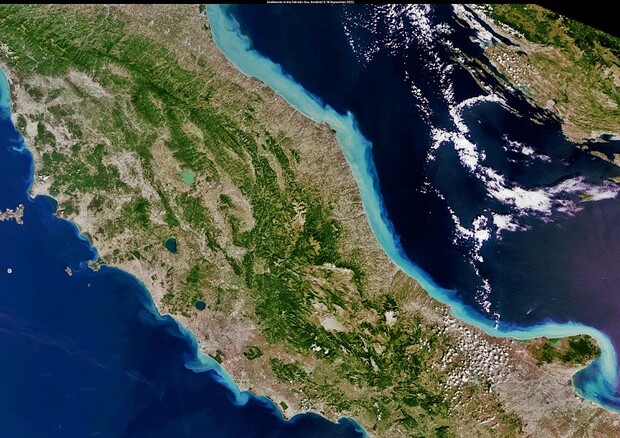 I detriti riversati nel mare Adriatico dopo l’ondata di maltempo nel centro Italia (fonte: Ue-Copernicus Sentinel-3) (ANSA)
