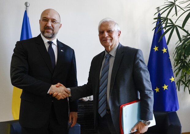Il Premier ucraino, Denys Shmyhal, con l'Alto Rappresentante dell'Ue, Josep Borrell © EPA