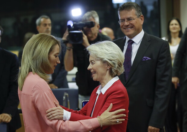 L'incontro tra Roberta Metsola e Ursula von der Leyen alla Conferenza dei Presidenti dei gruppi politici al Parlamento europeo © EPA