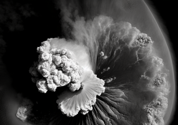 L'eruzione del vulcano sottomarino Tonga del 15 gennaio 2022 (fonte: Jamie Perera/Midjourney) © Ansa