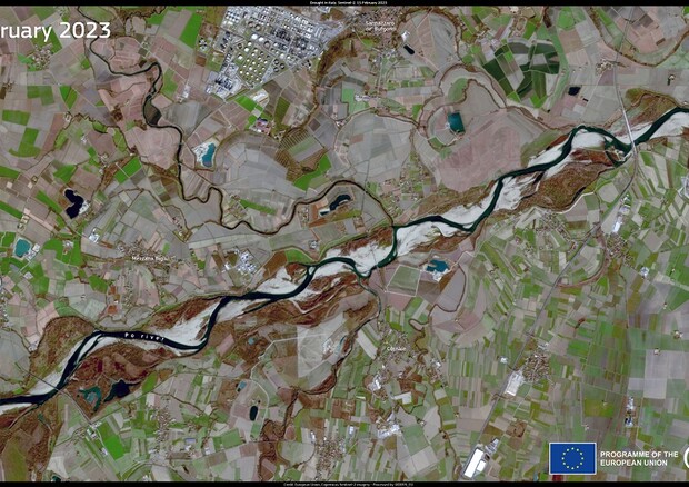 La sofferenza del fiume Po nei pressi di Voghera, vista dai satelliti (fonte: Ue, Copernicus Sentinel-2) (ANSA)