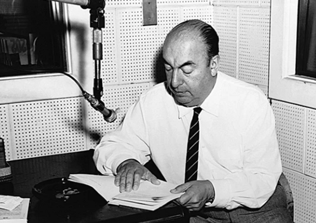 Pablo Neruda, premio Nobel per la letteratura nel 1971, legge alcune sue poesie durante un'intervista radiofonica.Credit: Corbis via Getty (ANSA)