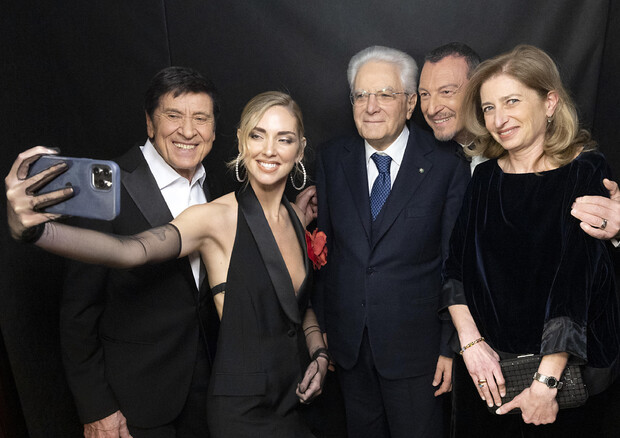 Selfie di Chiara Ferragni con il Presidente della Repubblica Sergio Mattarella, Amadeus e Gianni Morandi © ANSA
