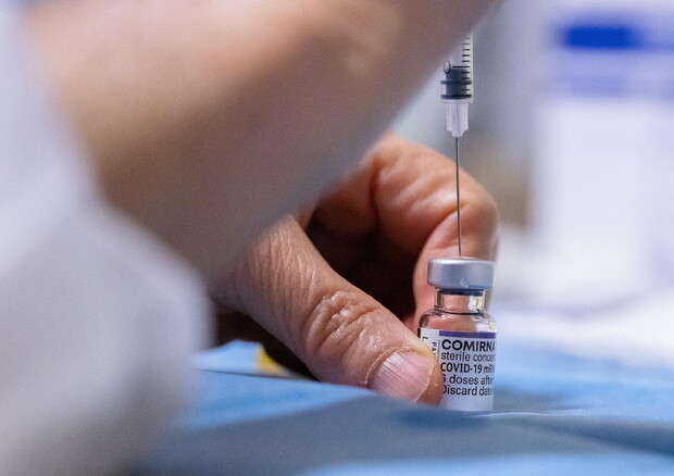 Accordo Ue-Pfizer per ridurre le dosi dei vaccini contro il Covid-19 © EPA