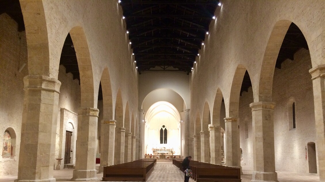 L'interno della Basilica di Collemaggio dopo la ristrutturazione