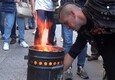 Rincari di gas e luce, bollette bruciate a Bologna davanti alla sede dell'Eni (ANSA)