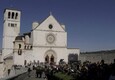 Mattarella ad Assisi, ha acceso la lampada votiva sulla tomba di San Francesco (ANSA)