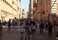 Saldi, romani e turisti nei negozi di via del Corso: 