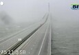 Florida, la forza dell'uragano Ian ripresa da una webcam sul Sunshine Skyway Bridge (ANSA)