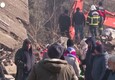 Terremoto in Turchia, la gente aiuta i soccorritori per salvare i propri familiari (ANSA)