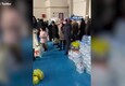 Terremoto in Turchia, la gente raccoglie generi alimentari in una palestra (ANSA)