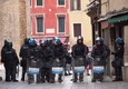 Venezia, momenti di tensione al corteo degli anarchici: citta' blindata (ANSA)
