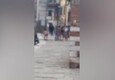 Venezia, ragazze e ragazzi seminudi fanno il bagno in un canale (ANSA)