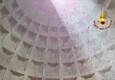 Roma, petali rossi dall'occhio della cupola del Pantheon per la Pentecoste (ANSA)