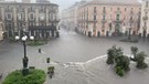 Maltempo: strade come fiume e piazza Duomo lago a Catania (ANSA)
