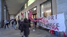 Torino, presidio dei dipendenti licenziati davanti al negozio di Zara(ANSA)