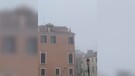 Venezia, si tuffa nel canale dal tetto di un palazzo (ANSA)