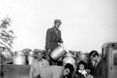 1952 - Contrada Ramitelli - Campomarino (CB), Nicola Del Giudice (a dx di lato) insieme ad una famiglia di raccoglitori di latte (ANSA)