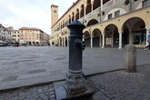 Padova, ordinanza per limiti uso acqua potabile. Nella foto, Piazza della Frutta. (ANSA)