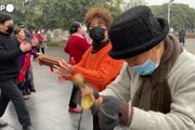 Wuhan, scene di vita quotidiana a un anno dall'inizio della pandemia