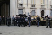 Funerali di Stato di Maroni, il feretro accolto a Varese tra gli applausi
