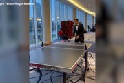 Federer, sfida scherzosa a ping pong con l'argentino Schwartzman