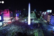 Milei presidente dell'Argentina, i sostenitori in piazza a Buenos Aires