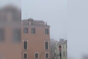 Venezia, si tuffa nel canale dal tetto di un palazzo