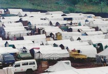 Un ospedale da campo per i profughi del genocidio del Ruanda (ANSA)