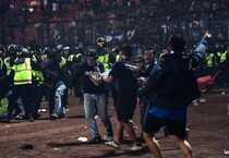 Invasione di campo nello stadio a Malang, in Indonesia (ANSA)