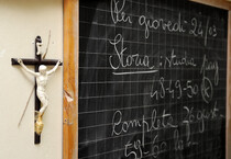 Un crocifisso in un'aula scolastica (Foto di archivio) (ANSA)