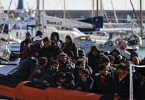 Uno sbarco di migranti (ANSA)