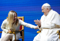 Papa Francesco e Giorgia Meloni sul palco degli Stati generali della natalità (ANSA)