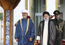 Il sultano dellìOman Haitham bin Tariq Al Said a Teheran con il presidente iraniano Ebrahim Raisi (ANSA)