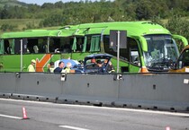 Bus finisce in scarpata sull'A16, un morto e 14 feriti