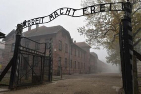 La scritta Arbeit macht frei (Il lavoro rende liberi) all'ingresso del campo di sterminio nazista ad Auschwitz (ANSA)