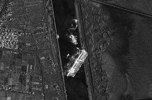 La portacontainer Ever Given bloccata nel canale di Suez e circondata da rimorchiatori, fotografata il 25 marzo dai satelliti Cosmo SkyMed (fonte: ©ASI processed and distributed by e-GEOS (JV tra Leonardo-Telespazio e ASI) (ANSA)