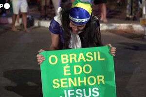 Elezioni Brasile, sostenitori di Bolsonaro pregano durante lo spoglio (ANSA)